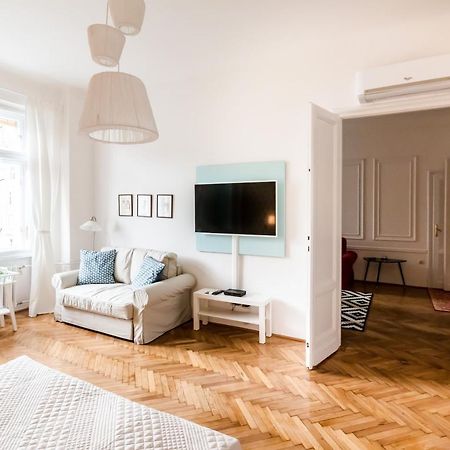 Golden Esthetic With Red Sofa Apartment Budapeszt Zewnętrze zdjęcie