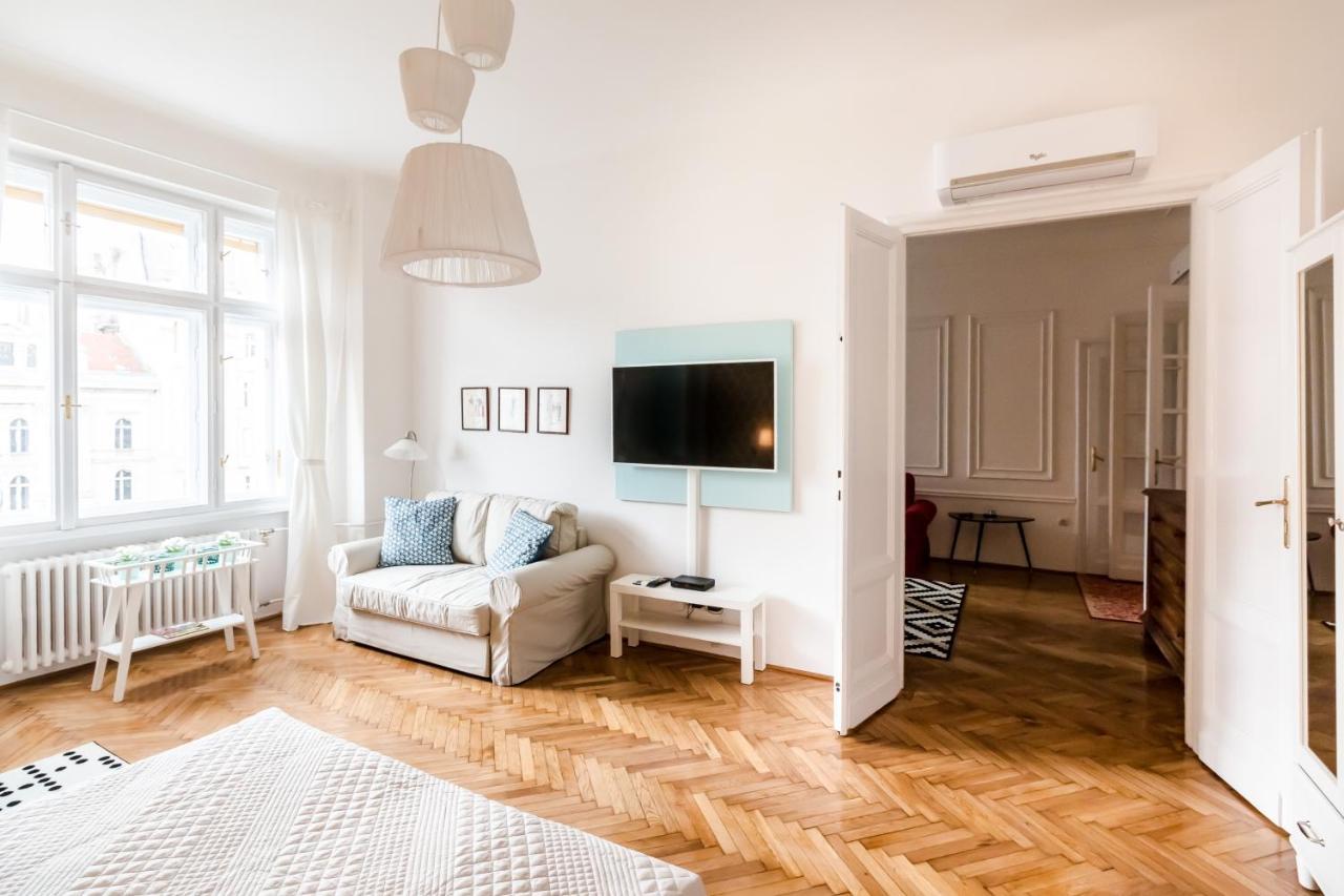 Golden Esthetic With Red Sofa Apartment Budapeszt Zewnętrze zdjęcie